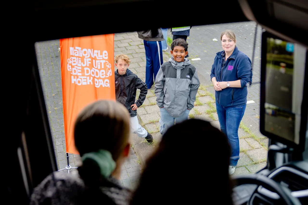 Depuis la cabine, des enfants regardent leurs camarades près du camion.