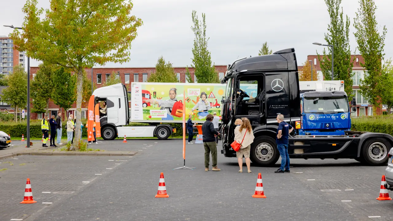 Vue des camions et des cônes sur le lieu de la leçon pratique.