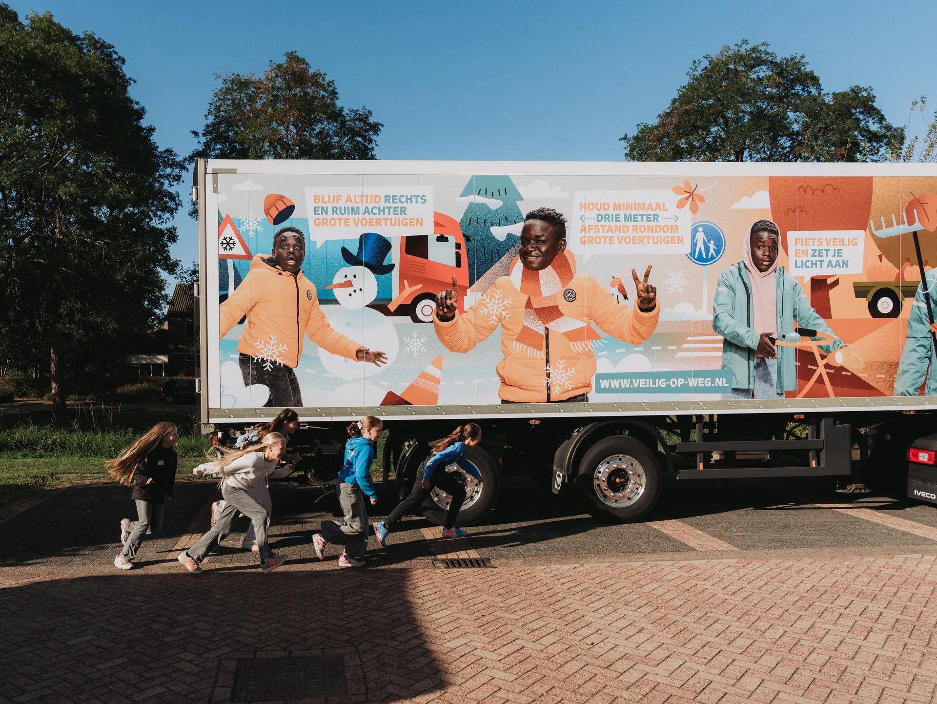 Pupils practising beside the Veilig op Weg campaign truck