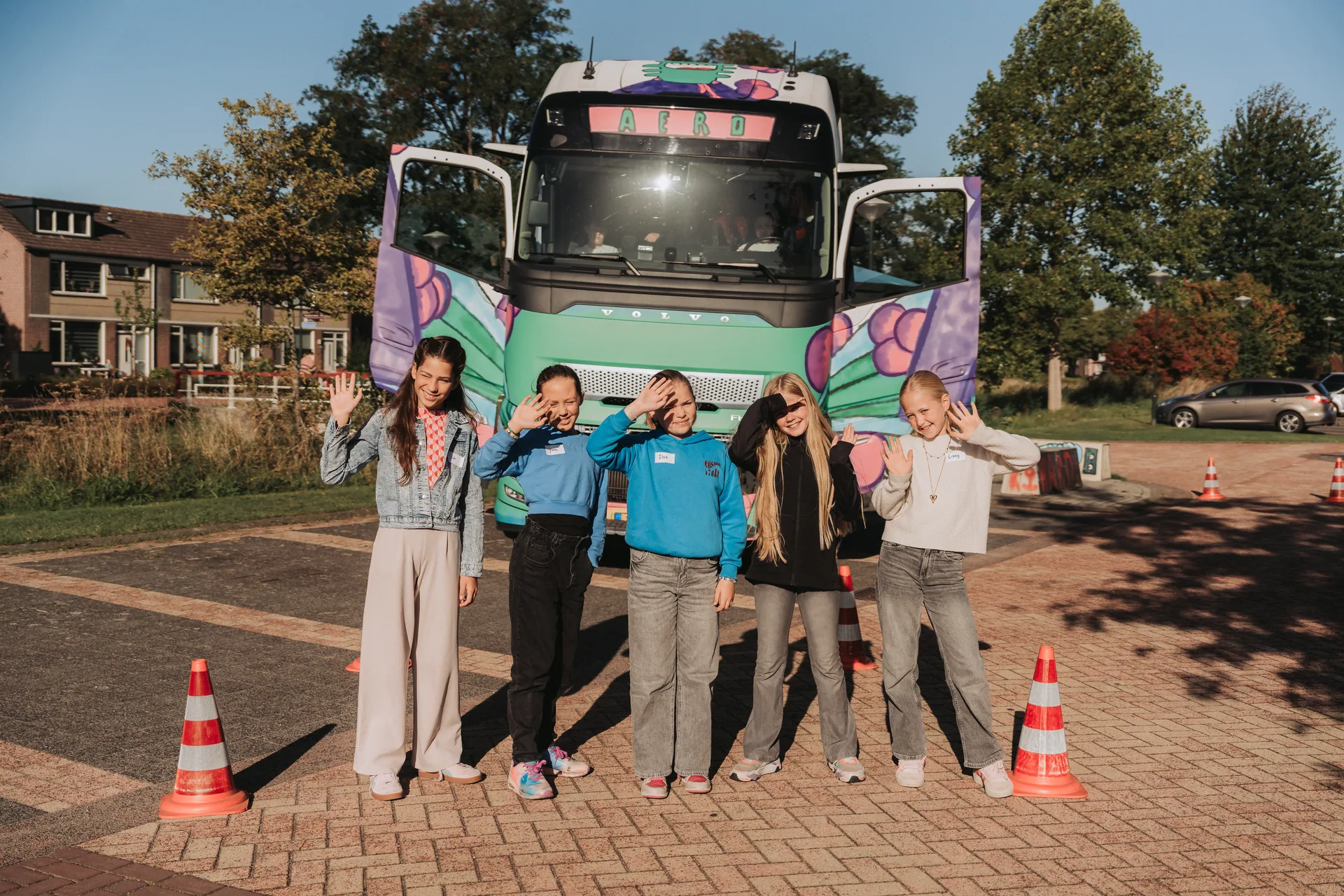 Pupils in front of the Veilig op Weg truck at the end of the awareness day