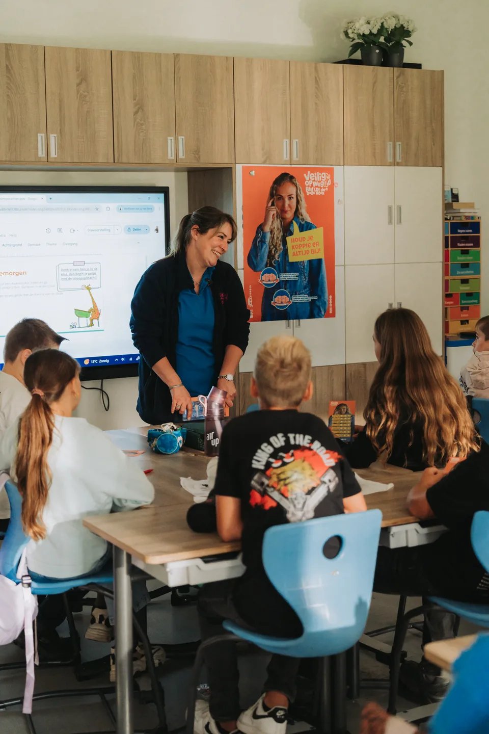 Veilig op Weg instructor teaching road safety in the classroom
