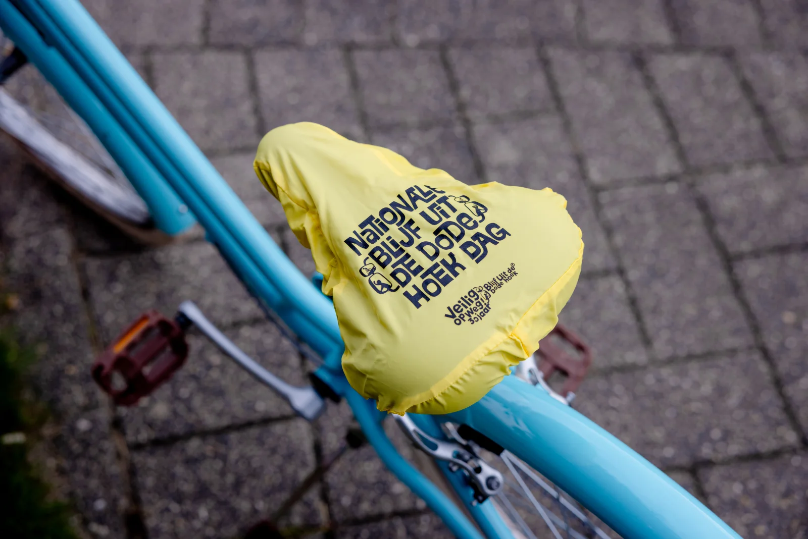 Fietszadelhoes met de campagne-identiteit in de openbare ruimte