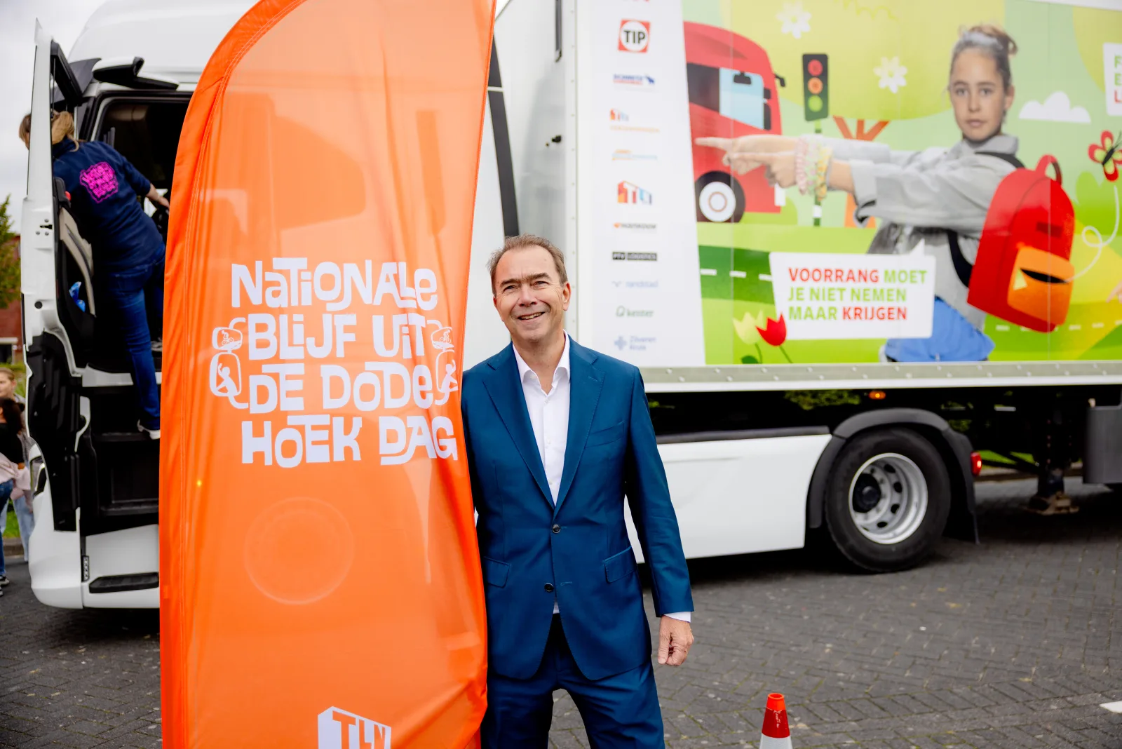 Publieksmoment bij de campagnetruck en de vlag van de Nationale Dag