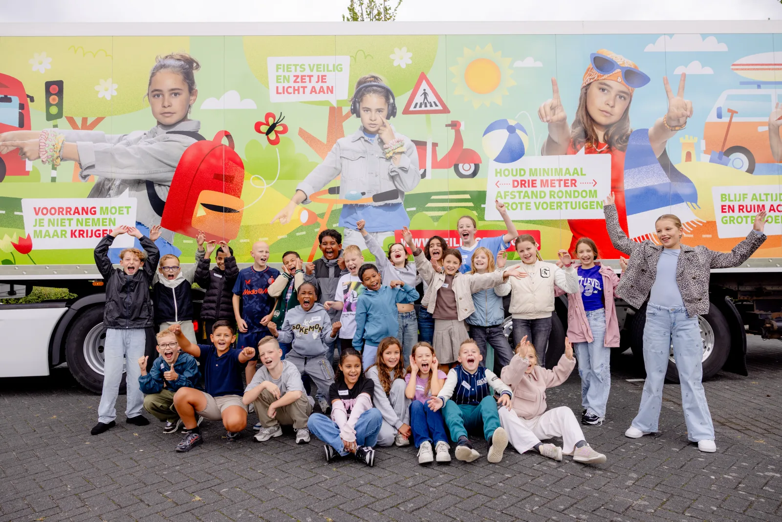 Leerlingen en begeleiders samen voor de Veilig op Weg-campagnetruck