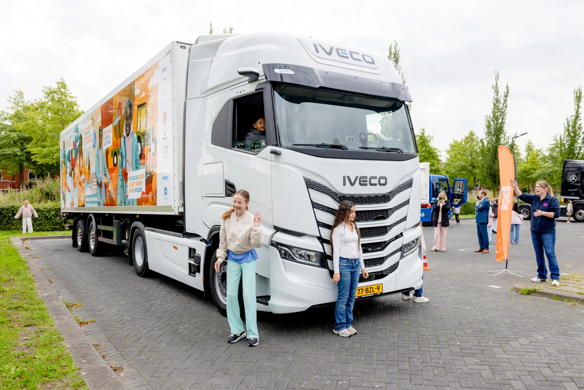 Leerlingen oefenen rond de campagnetruck tijdens de Nationale Blijf uit de Dode Hoek Dag 2026