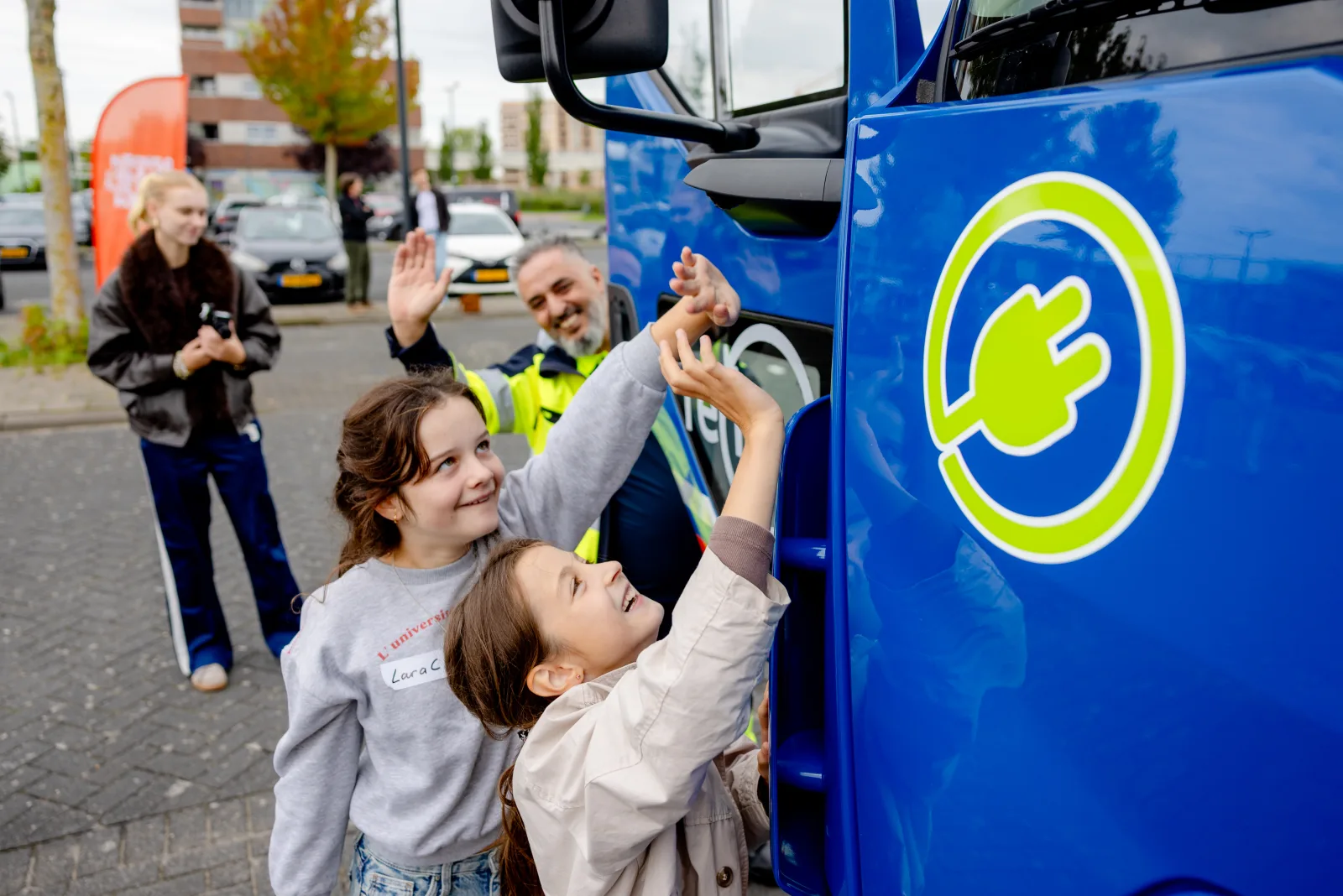 Twee leerlingen ontdekken de blinde hoek naast de Veilig op Weg-campagnetruck