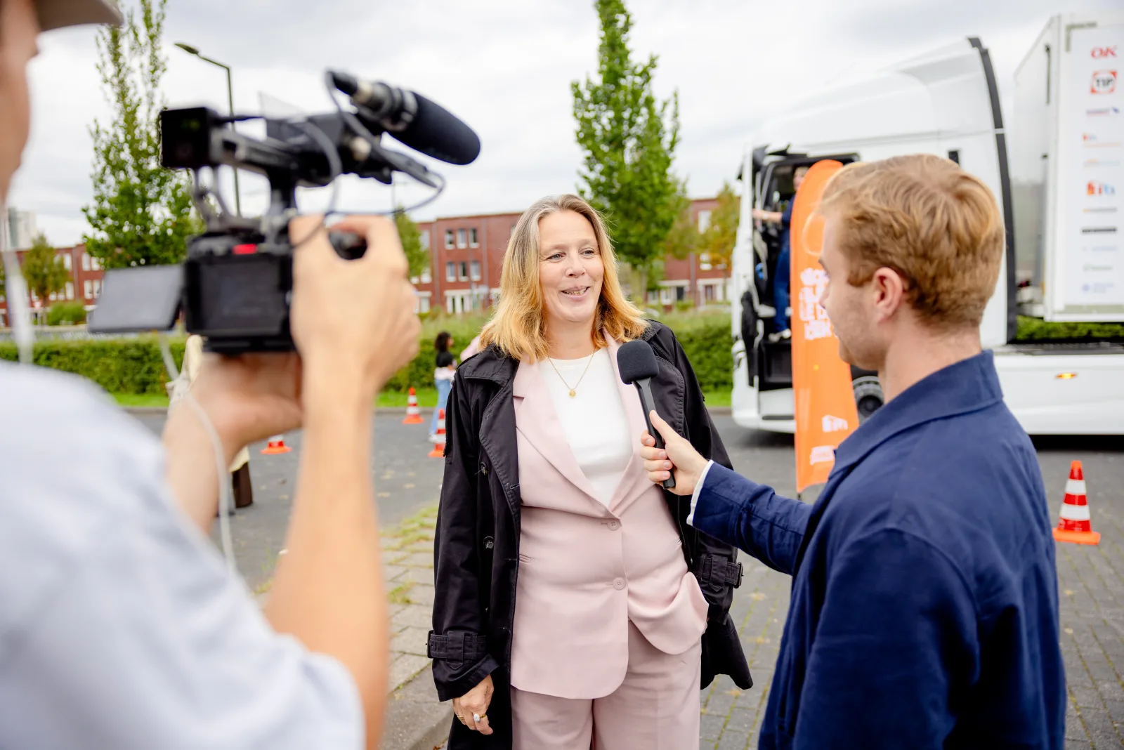 Media-interview bij de campagnetruck tijdens de Nationale Dag
