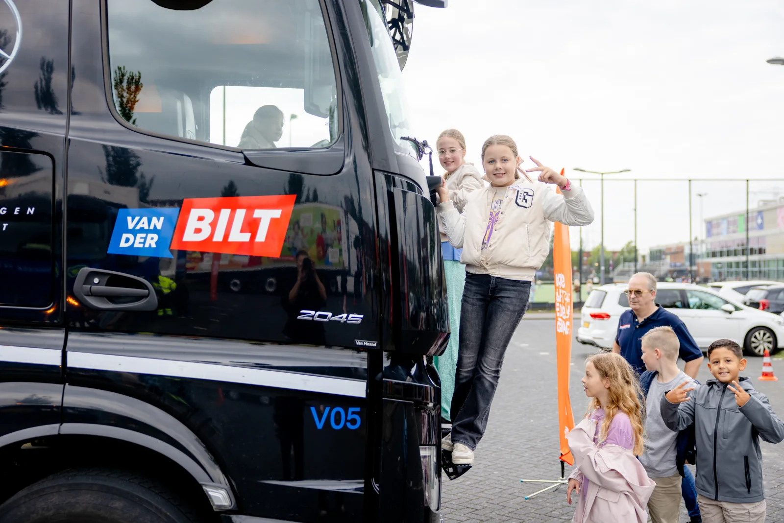 Leerlingen en begeleiders bij de vrachtwagen tijdens de Nationale Dag