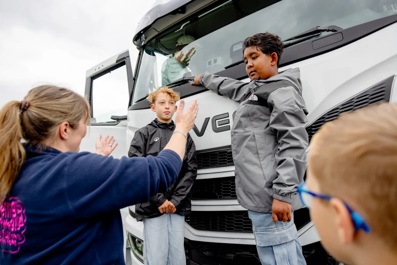 Leerlingen krijgen buiten uitleg over de blinde hoek rond de vrachtwagen
